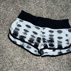 Patterned lululemon shorts size 4
